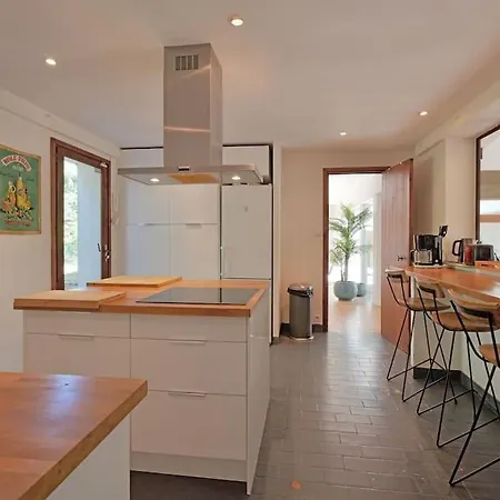 Holiday home Grande Avec Piscine Pres D'avignon - *